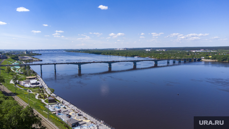 Виды города. Пермь, набережная камы, река кама, коммунальный мост, вид города с высоты