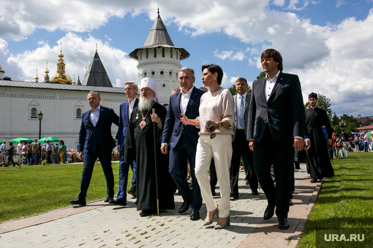 В праздновании приняли участие митрополит Димитрий, губернатор Александр Моор (четвертый слева) и глава мэрии Тобольска Максим Афанасьев (справа)