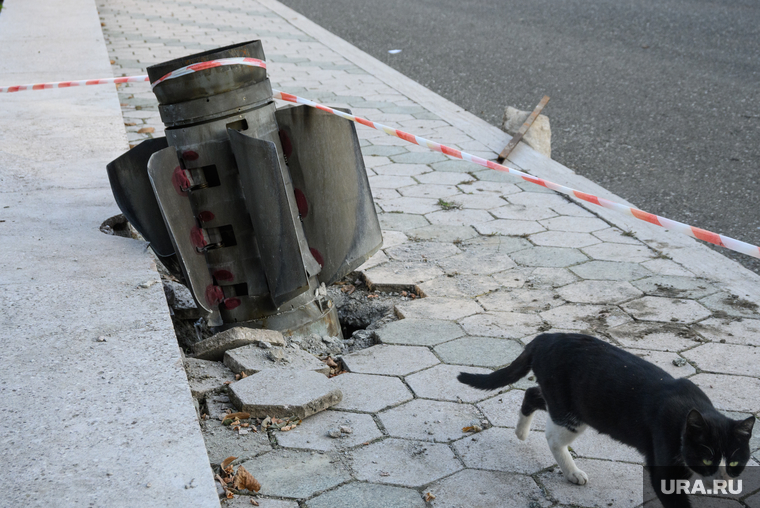 Город Шуши после обстрелов ВС Азербайджана. Нагорный Карабах, кот, неразорвавшийся снаряд, снаряд рсзо смерч, последствия обстрела, уличное животное