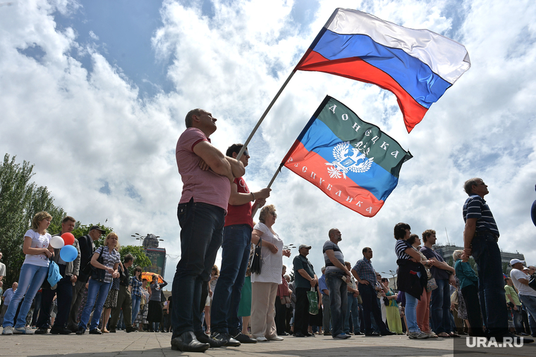 Митинг за мир в Донецке. Украина, донецкая народная республика, днр, стояние, митинг, триколор, флаг россии