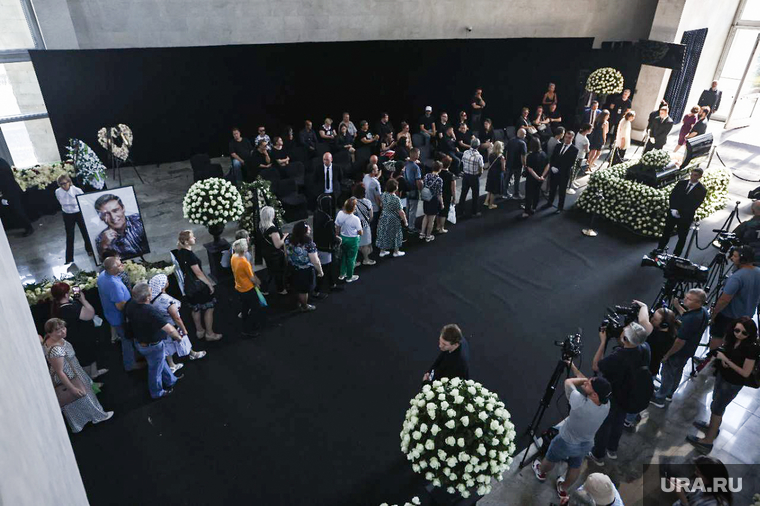 Церемония прощания проходит на Троекуровское кладбище