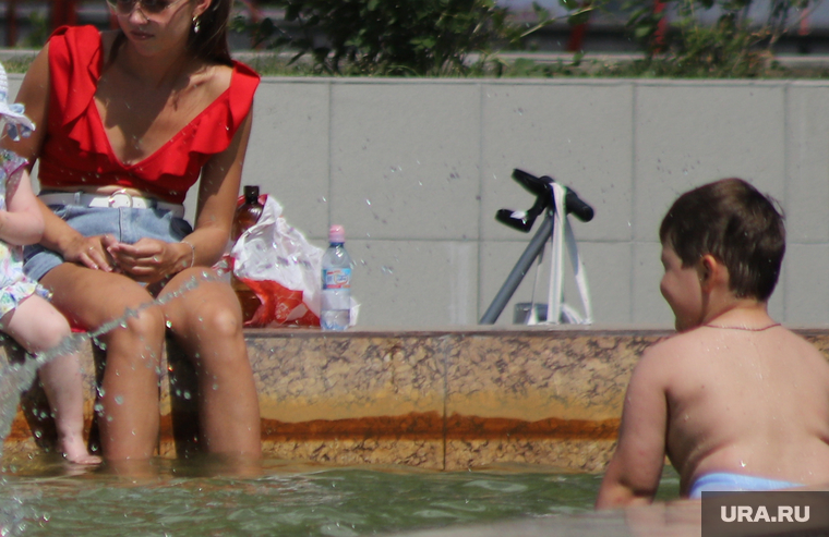 Жара купаться. Жара дети купаются в фонтане. Дети фонтан жара купание. Купаться в фонтане. Девушки в жару.