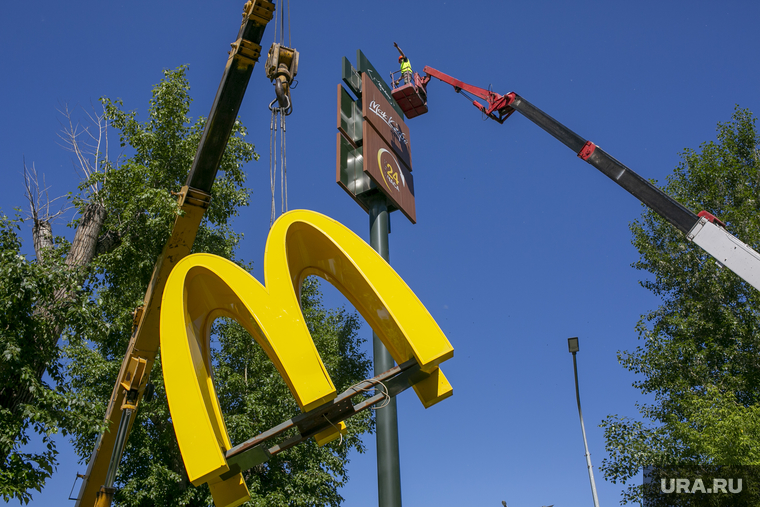 Демонтаж логотипа Макдональдс. Тюмень, закрытие макдональдс, смена вывески макдональдс, демонтаж макдональдс,  McDonalds