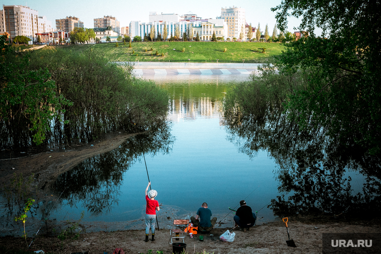 6 мая, начало масочного режима в Тюмени. 06.05.2020 Тюмень., рыбаки, лето, река тура, водоем, рыбалка