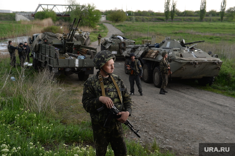 Гражданские блокируют военную технику между Краматорском и Славянском. Украина, военная техника, военные, украинская армия, солдат