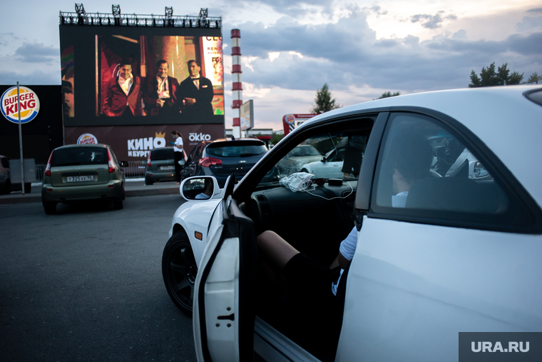 Первый сеанс автокинотеатра Okko. Екатеринбург, drive in, кино под открытым небом, уличное кино