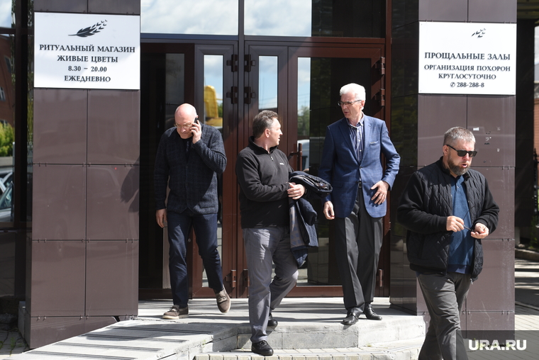 Вадим Дударенко (второй слева) что-то живо обсуждал с Александром Якобом (второй справа) на выходе из здания
