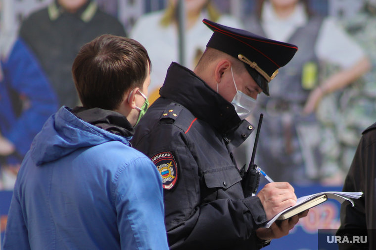 Сотрудник полиции оформляет протокол жителям города, нарушившим режим самоизоляции. Курган, штраф, протокол, полиция, нарушение, Жители города, задержание, наряд полиции, нарушение режима