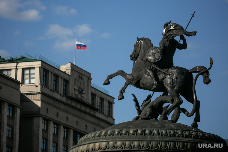 Красная площадь. Москва, госдума, государственная дума, российский флаг, памятник георгию победоносцу, триколор, флаг россии, москва