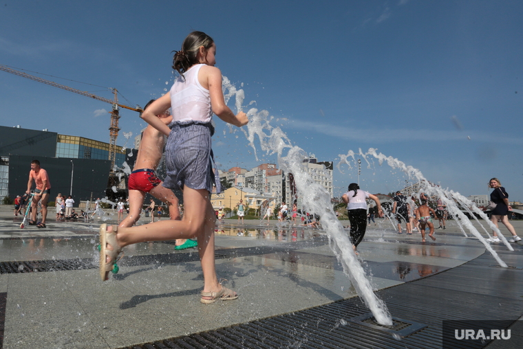 Виды города и жанр. Пермь, жара, фонтан на эспланаде, дети купаются в фонтане