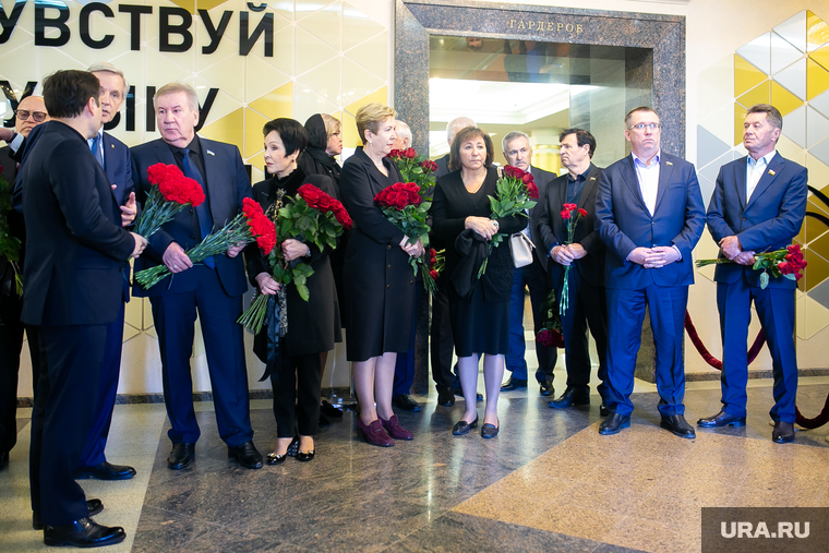 По словам очевидцев, вице-спикер Тюменской облдумы Наталья Шевчик (на фото — в центре) во многом взяла на себя организацию траурной церемонии