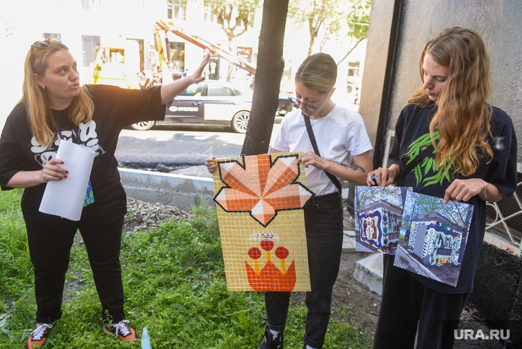Художница из Москвы с помощью мозаики изобразить символы Свердловской области
