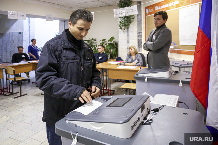 Кухарук Руслан на избирательном участке. Тюмень
, коиб, избирательный участок, голосование, урна для голосования