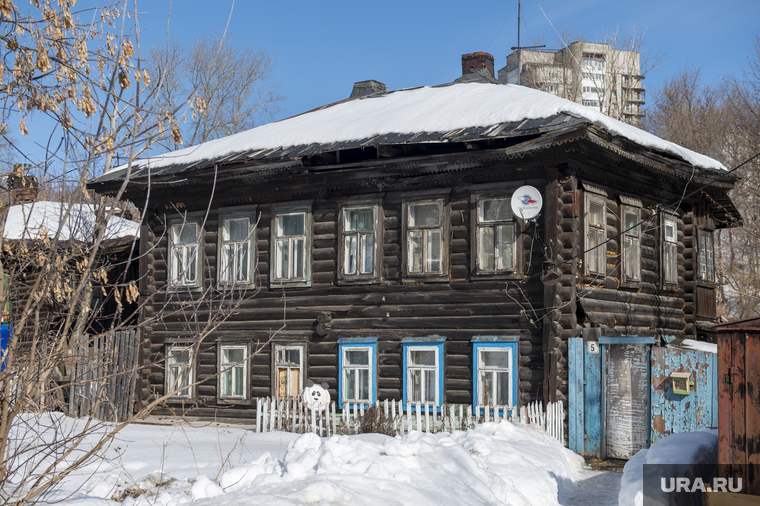 Улица коминтерна ханты мансийск. Ханты-Мансийск деревяшки. Ханты-Мансийск деревянные дома. Деревянный жилой фонд в Ханты-Мансийске. Коминтерна Ханты-Мансийск.
