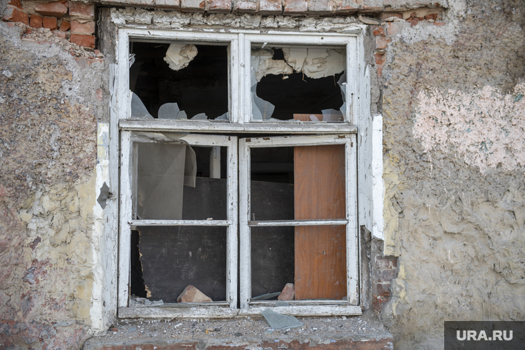 Виды города. Пермь, разбитое окно, заброшка