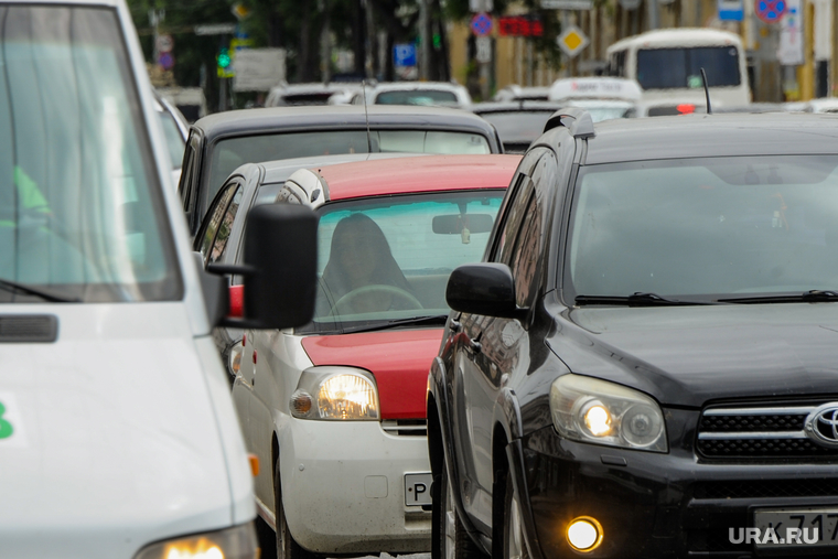 ВИДЕО: девушки катаются на капоте машины в Краснодаре