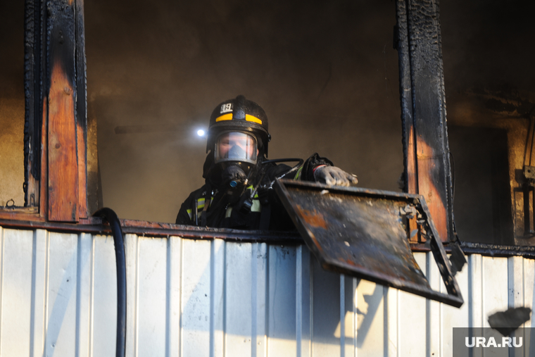 Пожар в общежитии. Челябинск, дым, балкон, огонь