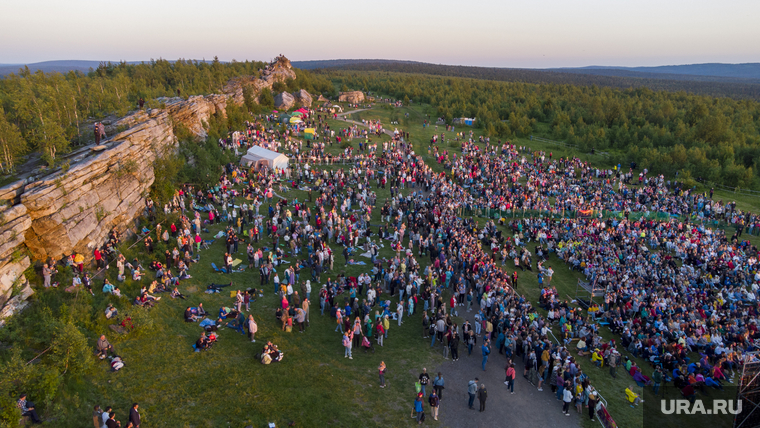 В этом году на горе Крестовой смогли собраться тысячи зрителей, как в допандемийное время