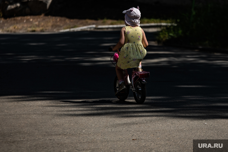 Виды Екатеринбурга, ребенок, прогулка, лето, жара, дети, велосипед