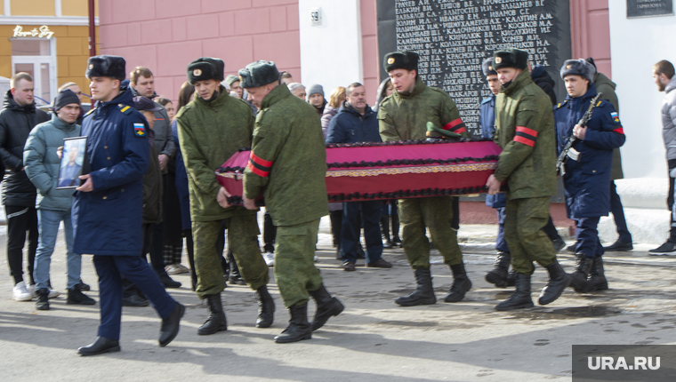 Прощание с погибшим в СВО Михаилом Сальниковым. Дом офицеров. Пермь, вынос гроба, воинские почести, похороны погибшего в сво