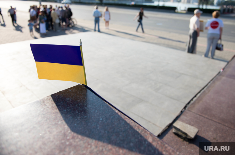 Пикет болотников за свободу узников и свободу Украины. Екатеринбург, флаг украины