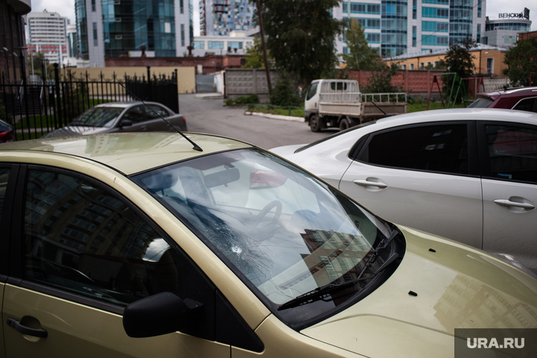 Вороны, летающие около жилого комплекса "Аквамарин" и клубного дома "Тихвинъ". Екатеринбург , двор, лобовое стекло, машина, вандализм, хулиганство, разбитое стекло, автомобиль