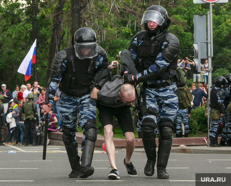 Несанкционированный митинг на Тверской улице. Москва, протестующие, митинг, полиция, автозаки, задержание
