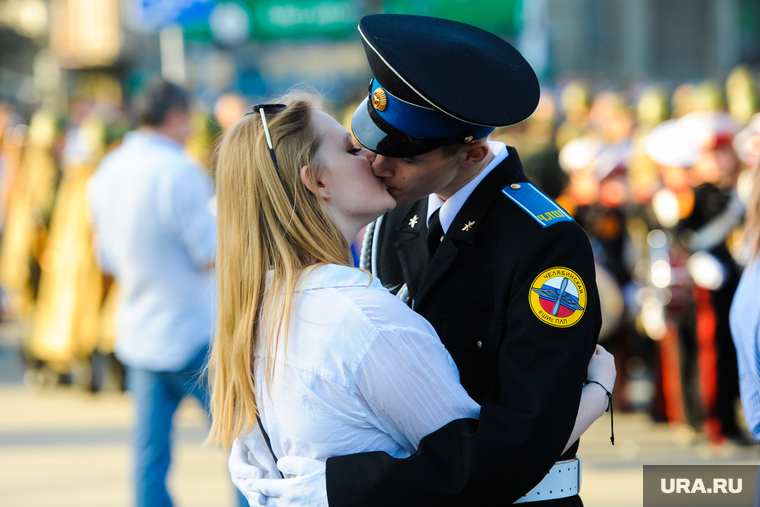 Репетиция торжественного построения войск Челябинского гарнизона. Челябинск, целуются, поцелуй, молодежь, курсант, любовь