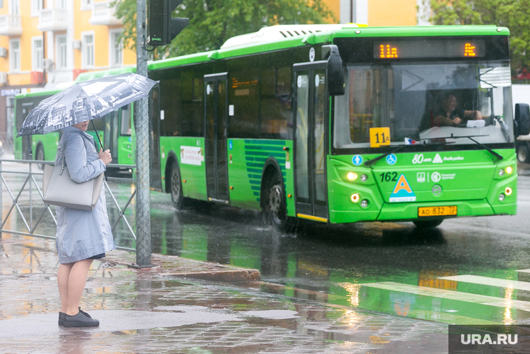 Дождливая погода. Тюмень, остановка, автобусная остановка, непогода, автобус, остановка общественного транспорта, люди с зонтами, дождливая погода, пасмурная погода, дождь, человек с зонтом