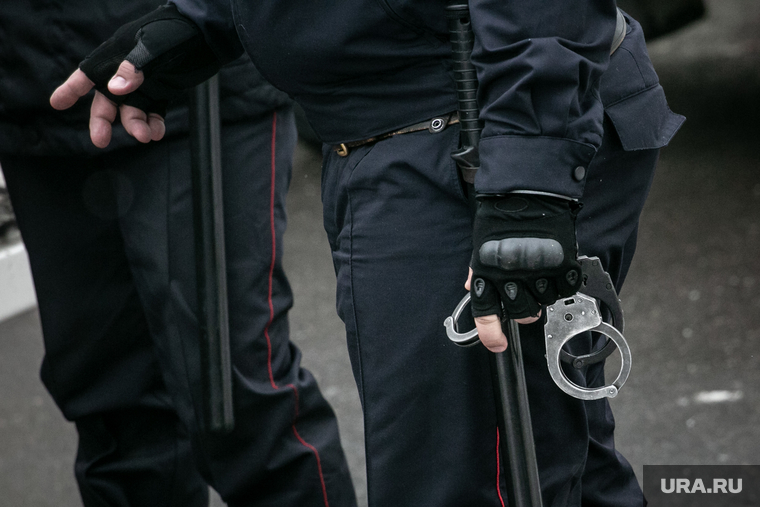 Клипарт "Полиция, доставка подследственного". Москва, полиция, спецсредства, полицейский, наручники