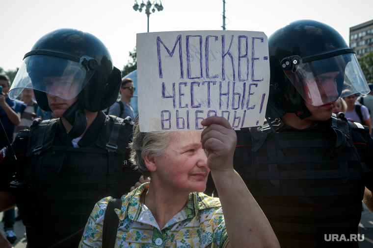 Митинг оппозиции против пенсионной реформы. Москва, плакаты, пенсионерка, протестующие, митинг, протест, космонавты, полицейское оцепление, транспаранты, москве честные выборы