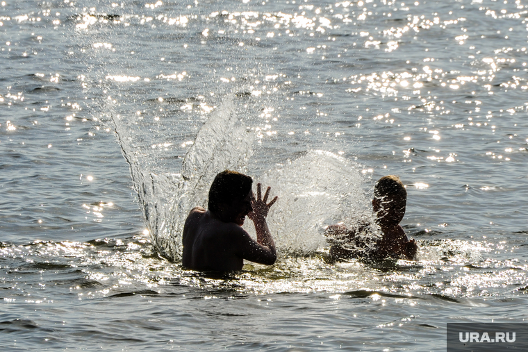 Городской пляж на Шершневском водохранилище во время режима самоизоляции. Челябинск, жара, брызги, лето, отдыхающие, городской пляж шершневский, пляж, отдых, купальщики