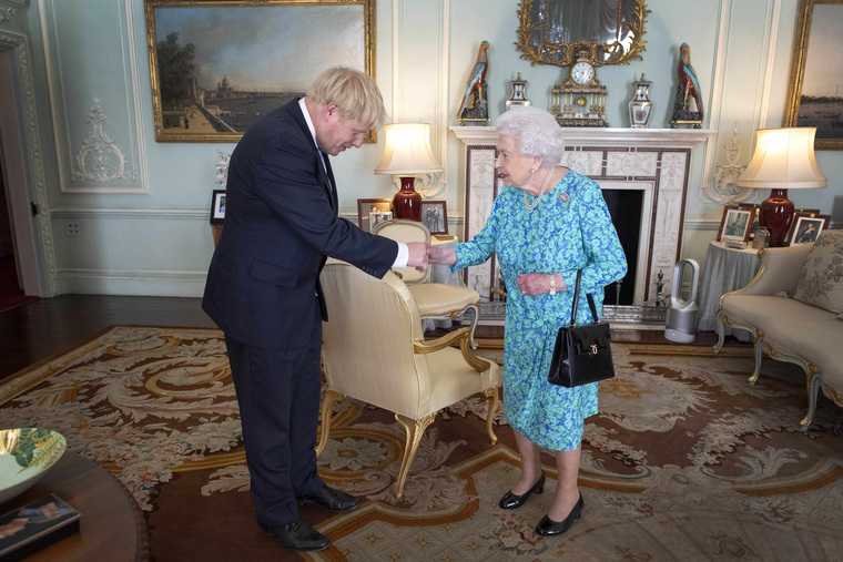 Борис Джонсон созвонился с королевой Елизаветой II