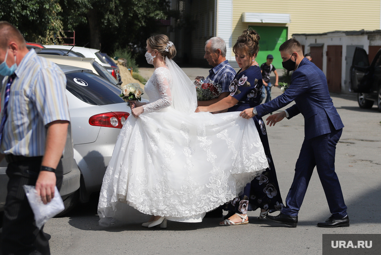 Бракосочетание в день семьи, любви и верности во время коронавируса. Курган, свадьба, жених и невеста, медицинская маска, бракосочетание, масочный режим