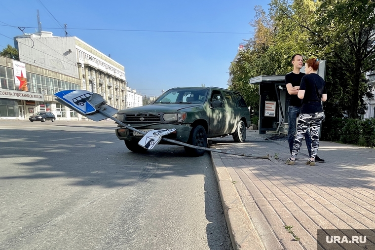 ДТП на остановке возле резиденции губернатора. Челябинск, джип, дтп, авария, остановка общественного транспорта, внедорожник
