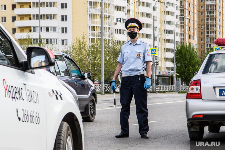 Проверка соблюдения масочного режима водителями. Екатеринбург, полиция, гибдд, дорожно патрульная служба