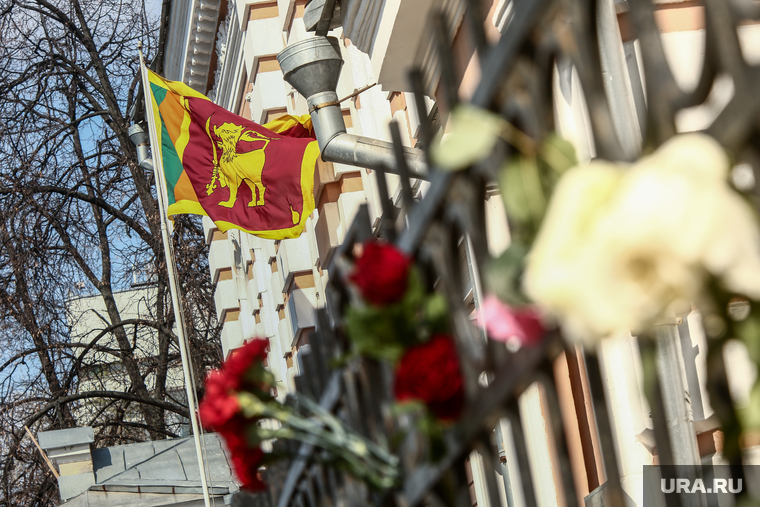 Мемориал по погибшим в теракте у посольства Социалистической Республики Шри-Ланка. Москва, флаг шри-ланки
