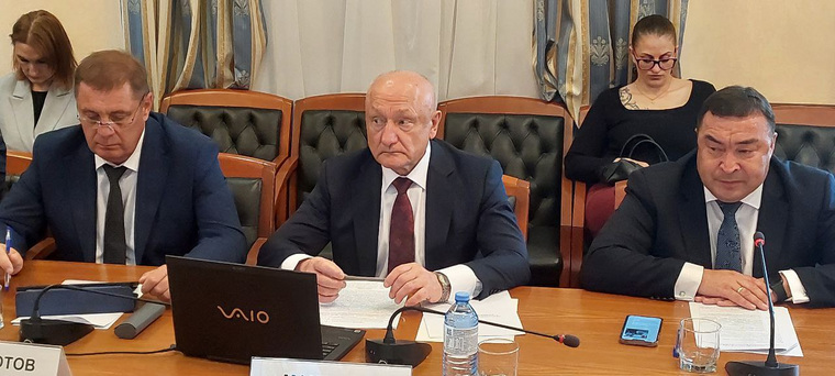 Сергей Маненков (посередине) руководит Белоярским районом уже почти 33 года