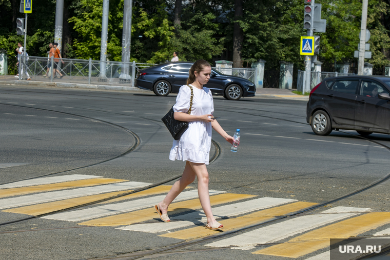 Легкое платье и обязательная в такую погоду вода