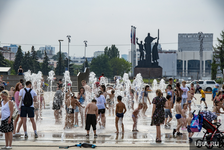 Городской фонтан — место спасения от жары в центре