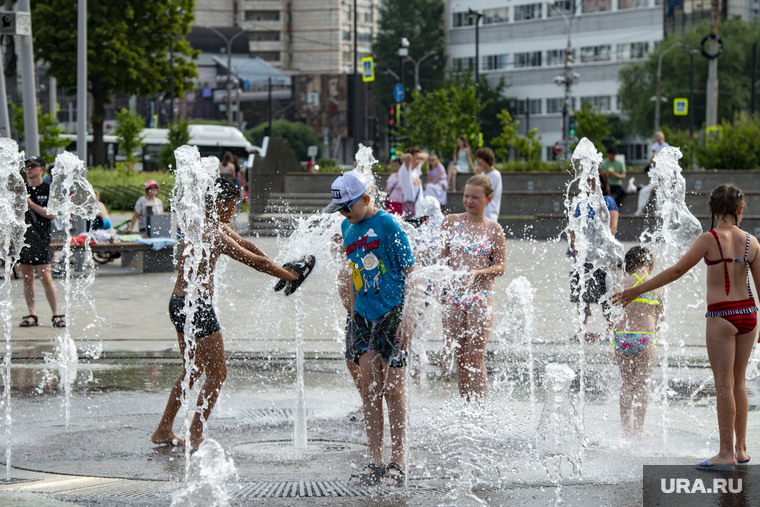 Жара в городе. Пермь, дети в фонтане, лето в городе, фонтан на эспланаде, жара в городе