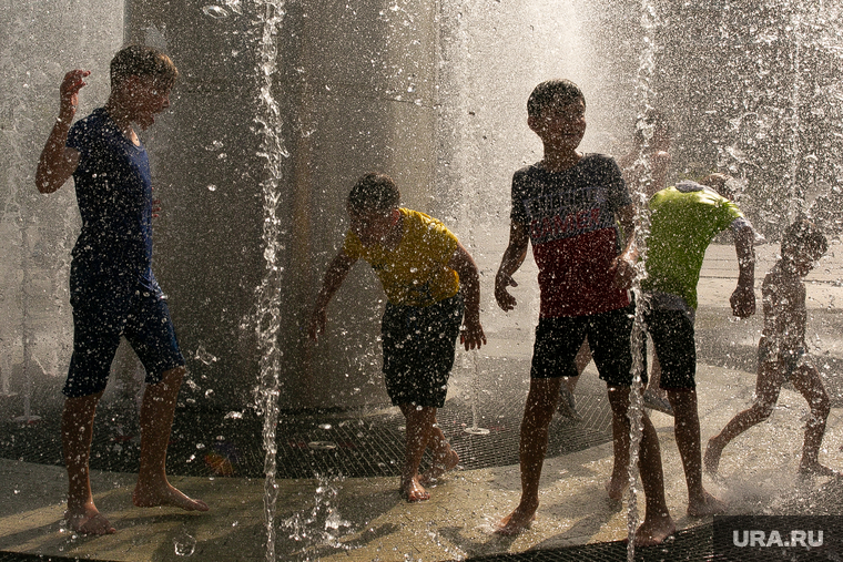Дети спасаются от жары в городских фонтанах