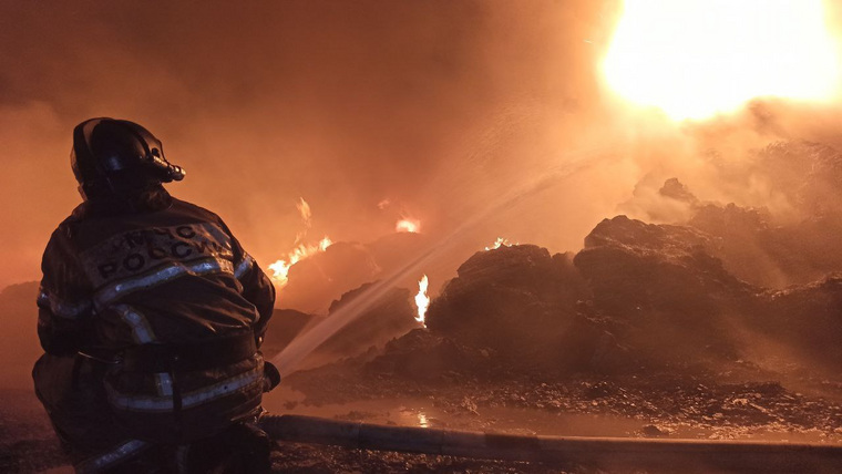 Пожарные потушили загоревшийся ангар с автотехникой в Екатеринбурге