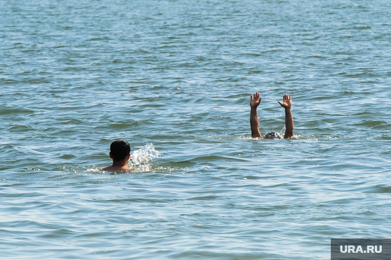 «Путинский» пляж на озере Смолино. Челябинск, купающиеся, лето, жара, утопающий, руки вверх, плавание, водоем, купание, безопасность на воде, тонет
