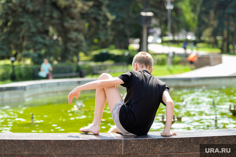 Лето, жара. Челябинск, жара, лето, дети, пацаны, фонтан, купание, ребятишки