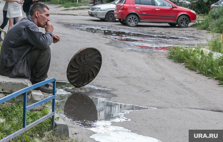 Авария водопровода. Курган, открытый колодец, нет воды, сантехник, авария на водопроводе