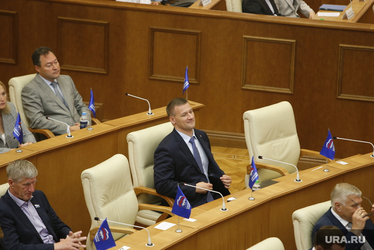 Соседями Свалова по депутатскому креслу станут директор ООО «Киберсталь» Алексей Дронов и зампред комитета по экологии Владимир Рябцун. Оба, впрочем, сегодня отсутствуют по производственной необходимости