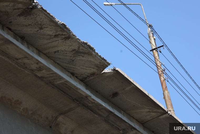 По мнению водителя, куски бетона откололись от плит, которые расположены на краю моста
