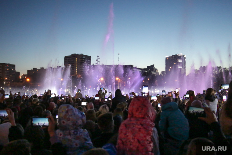 День города. Пермь, снимают на телефон, ночной город, толпа, танцующие фонтаны