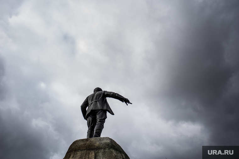 Клипарт. Екатеринбург, памятник свердлову, непогода, город екатеринбург, тучи